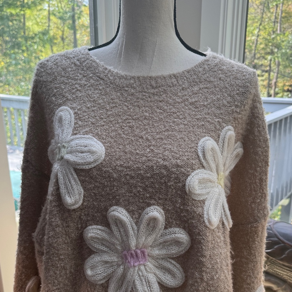 Elegant Beige Floral Sweater - Picture 4 of 6